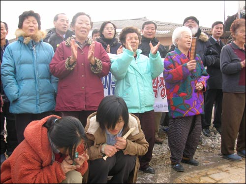 평화바람 단원의 오카리나 반주에 맞춰 '고향의 봄'을 부르는 주민들 